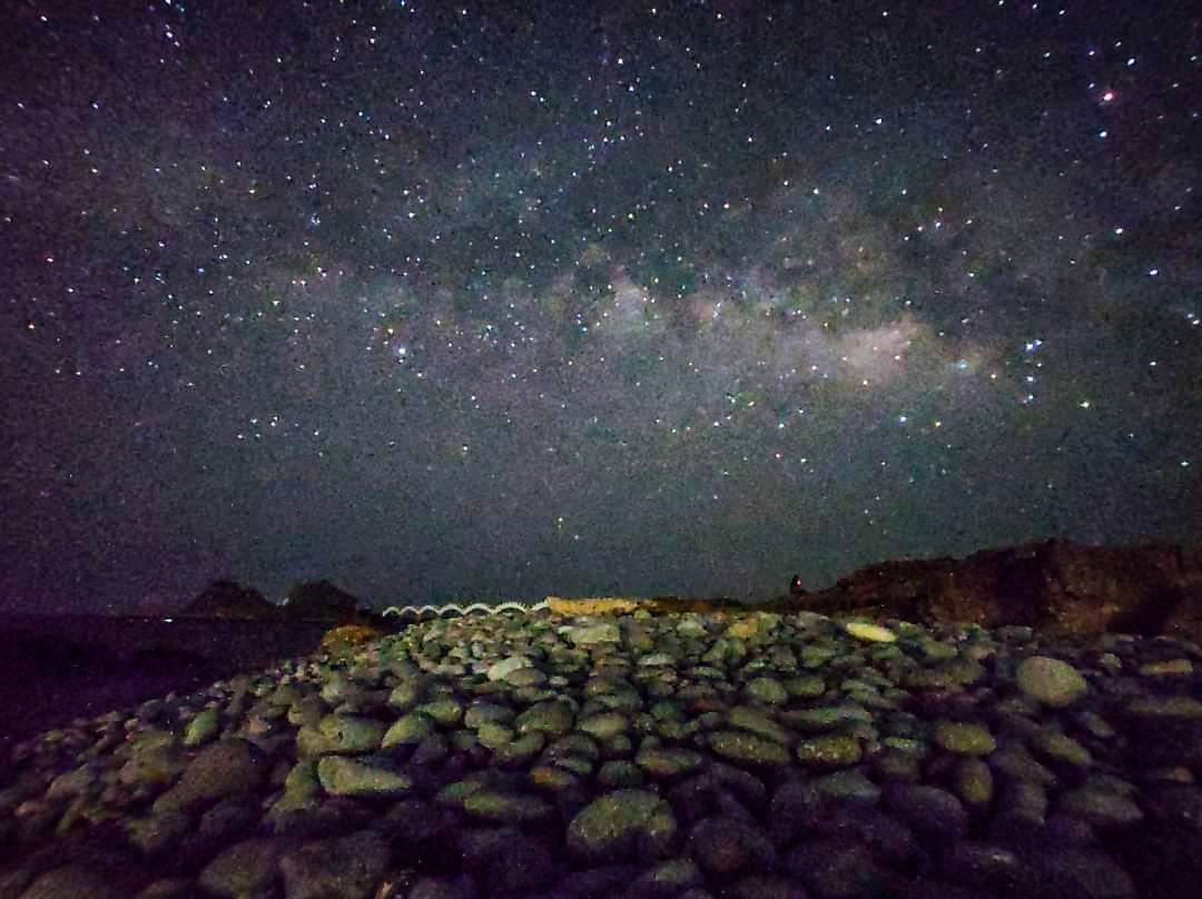 台湾台东县三仙台壮观的银河美景。（苏家弘提供）