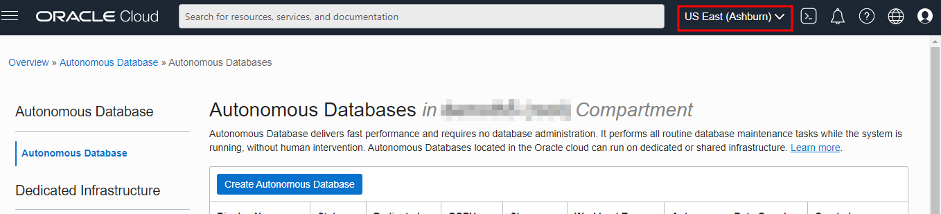 Alt text: Print da aba Autonomous Database contendo o nome do compartment borrado, a opção da região US East (Ashbum) destacado com um retângulo de contorno vermelho sem preenchimento.