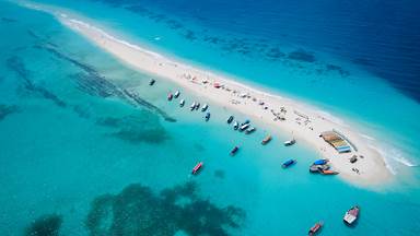 Sand bar in Nakupenda Beach Nature Reserve, Zanzibar, Tanzania  (© Lubos Paukeje/Alamy)