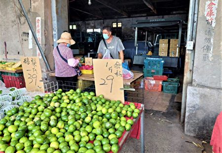 摊贩承租新民街仓库群堆积货物，贩卖蔬果涉占用道路公有地。