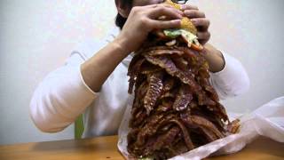 We take on a Whopper with 1,050 slices of bacon   バーガーキングでベーコンを1050枚追加