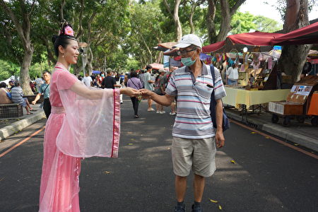 法轮功学员在古坑绿色隧道发送真相资料。