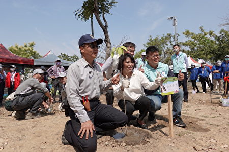 市长黄敏惠与林试所中埔研究中心助理研究员蔡景株一同签名合照。