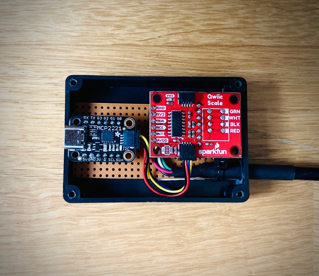 The electronic components, connected to the load-cell