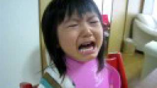 食べ物をとられ泣く