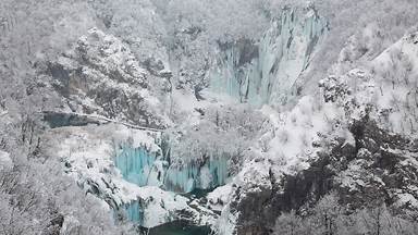 Frozen waterfalls in Plitvice Lakes National Park, Croatia (© Massimo_S8/Getty Images)