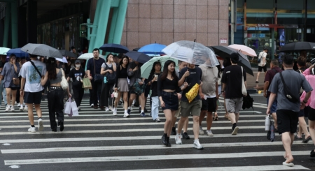 大台北地区2日停班停课，台北市信义商圈有许多民众下午趁着风雨不大外出逛街。