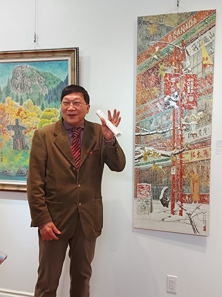 图：艺术家甘锦城的胶彩画个展5月份正在台加艺廊展出，图为画家讲述唐人街雪景的创作过程。（邱晨/大纪元）