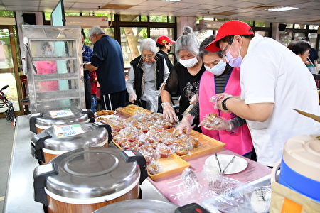 八德荣家烘焙社住民带着手做凤梨酥、糕点，齐聚一堂品尝美食。