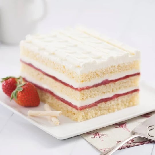dierbergs-gluten-free-dreamin-of-strawberries-layered-cake-1