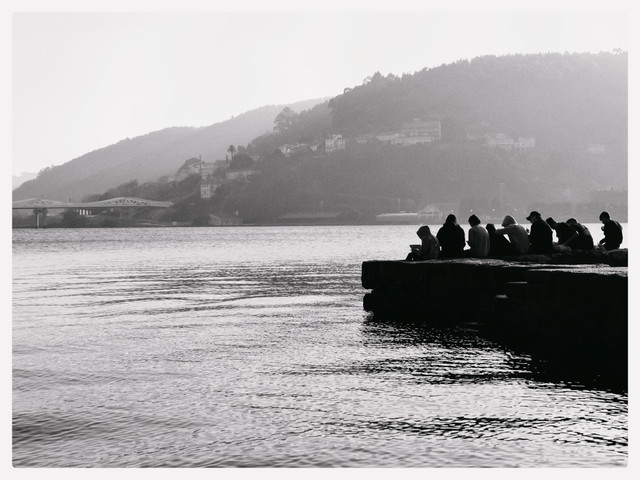 Ría de Ferrol in monochrome: guys on the small pier, spring’s first quiet.