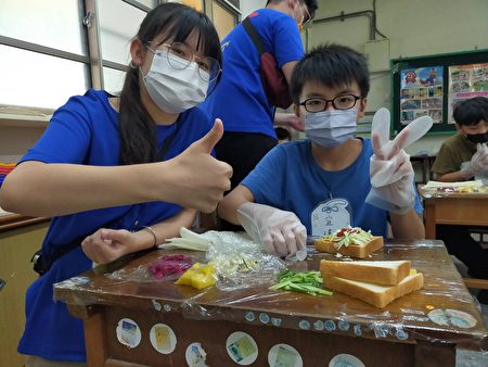 志工教导小朋友制作好吃的三明治与春卷作为营养午餐。