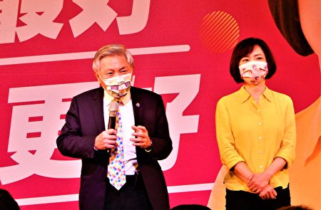 前台中市副市长、总统府国策顾问张光瑶(左)受邀出席为何欣纯争取被提名。