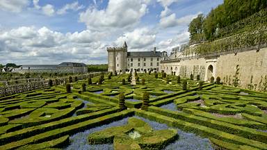 Château de Villandry and its garden, Loire Valley, France (© VLADJ55/Shutterstock)