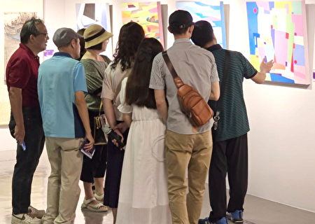 “结艺桃园-马祖旅台艺术家联展”展出作品多元丰富，开展当天即吸引民众驻足欣赏。