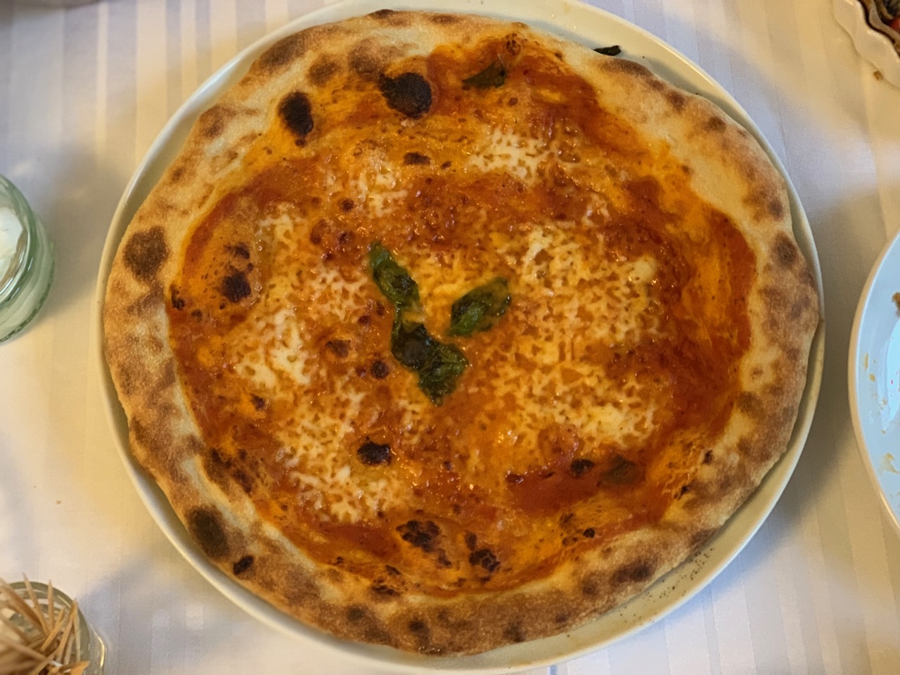 A pizza Margherita